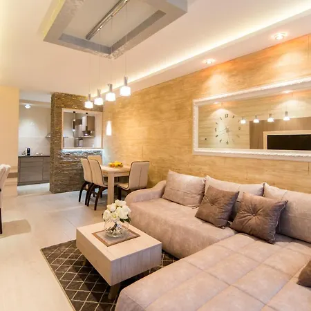 Eleganza & La Vista Apartment